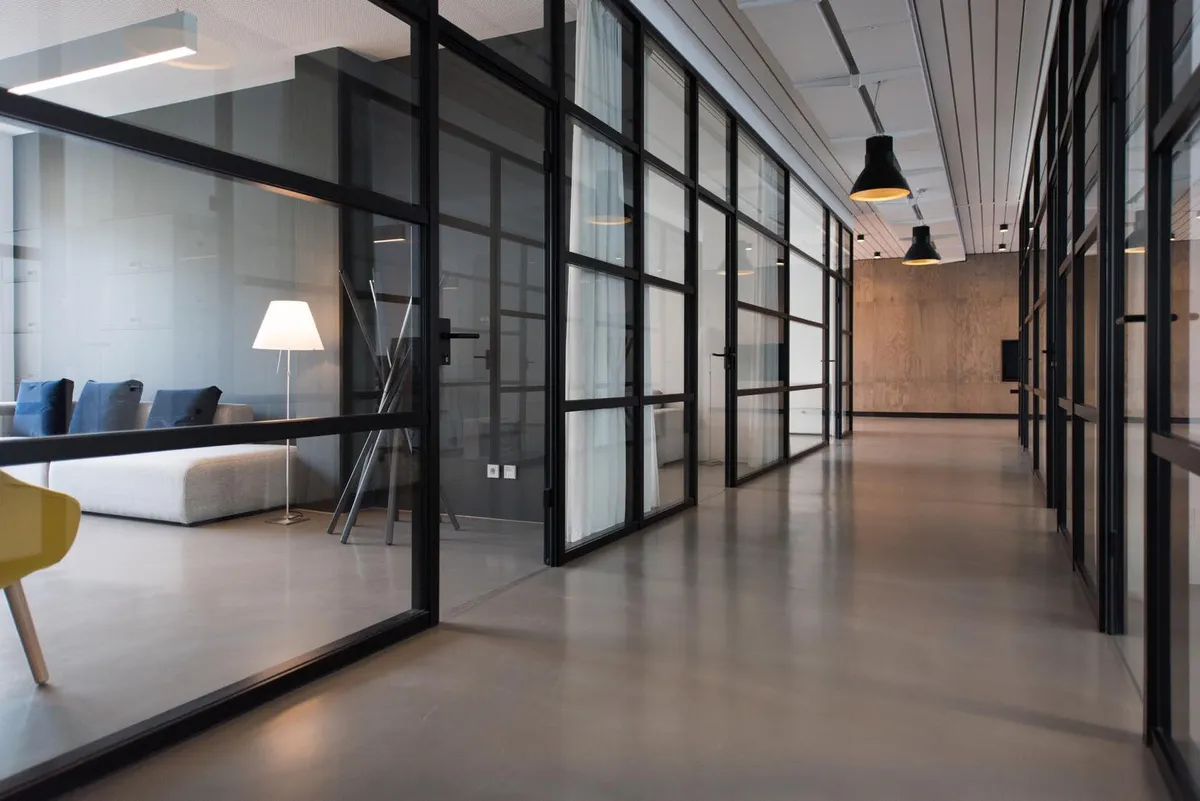 Blick durch einen Bürogang mit Glaswänden