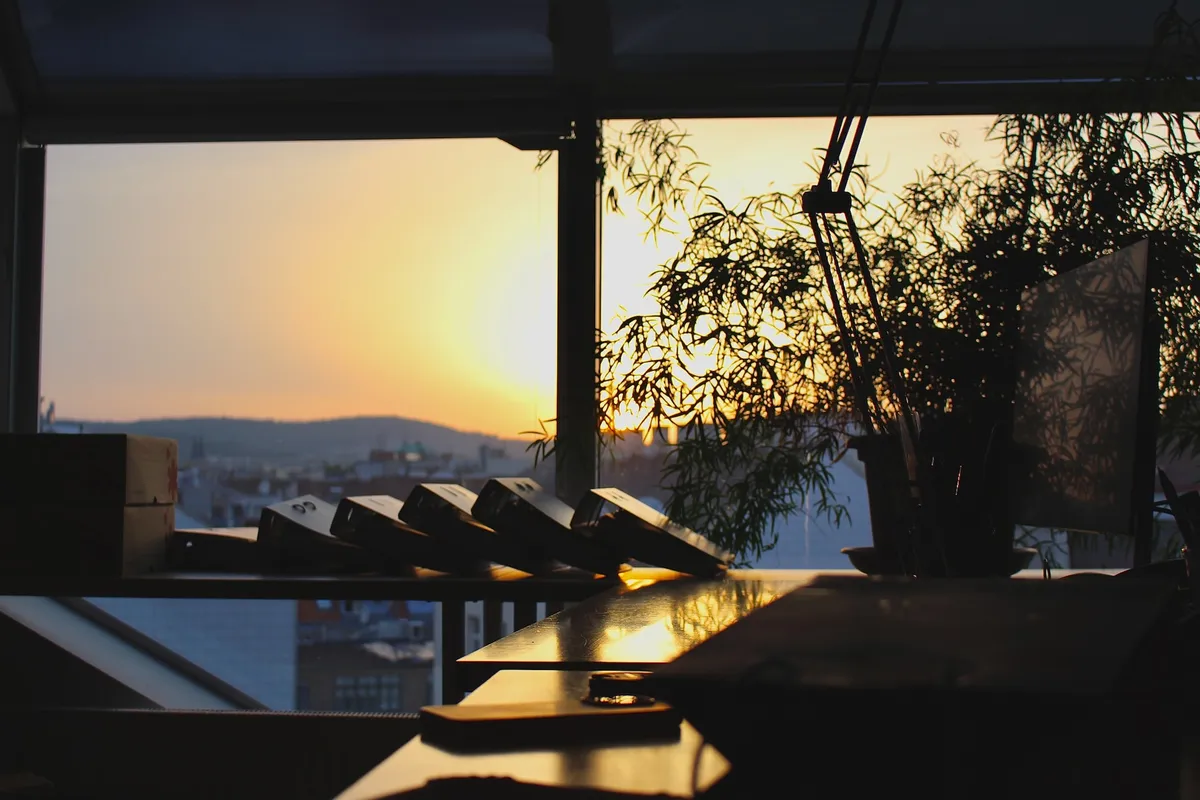 Büro mit großer Fensterfront bei Sonnenuntergang