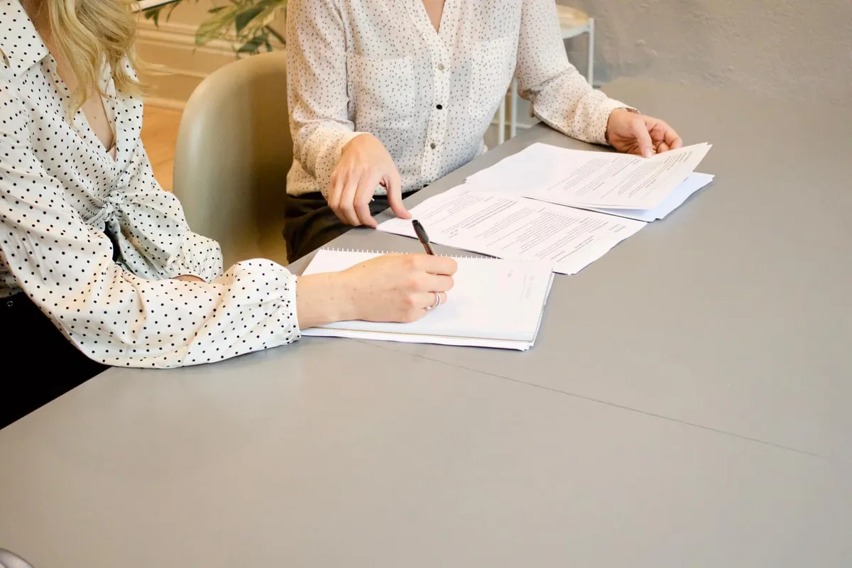 Bewerbungsgespräch am Tisch mit Unterlagen