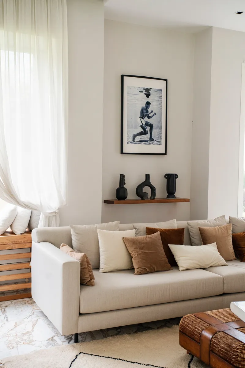 Leergeräumtes Wohnzimmer mit Sofa